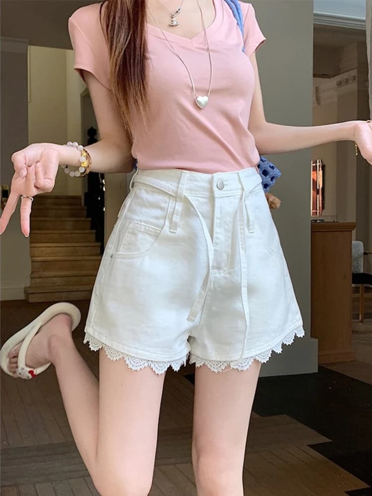 Shorts in denim bianco con pizzo, modello A-line, da donna, nuova collezione estate 2026, pantaloncini hot pants alla moda coreana, casual e comodi.