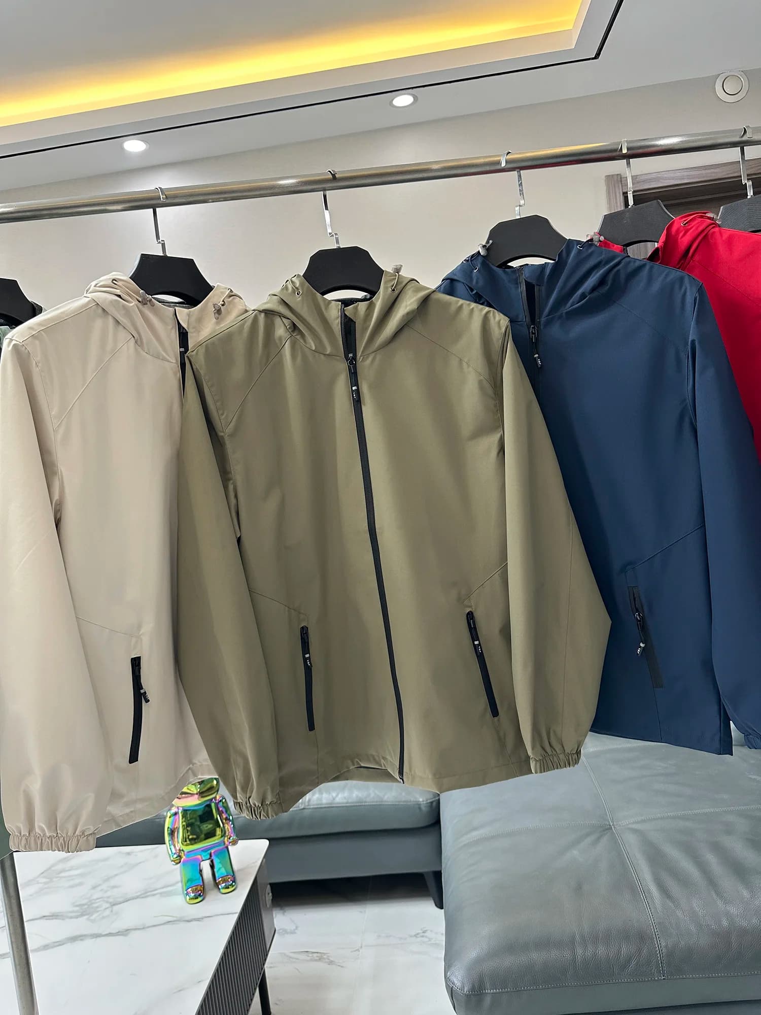 Giacca da Uomo Confortevole con Cappuccio Antivento Impermeabile Primavera Autunno Moda Stile Urbano Casual in Fibra di Poliestere