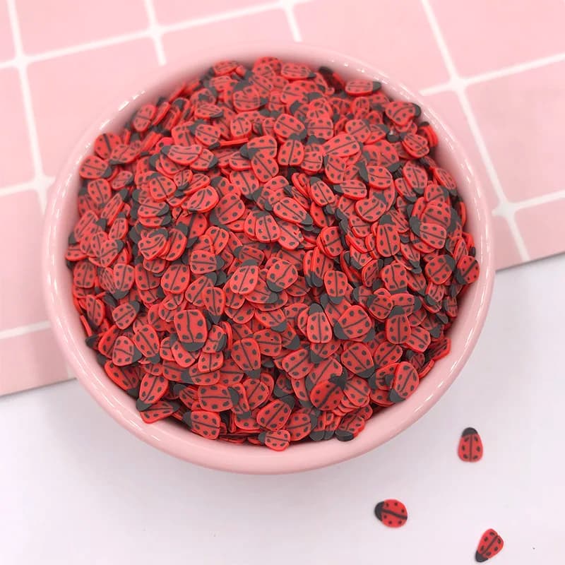 50 g/lotto Carino Coccinella Animale Fetta Polymer Clay Spruzza per Slime di Riempimento Accessori Arti Del Chiodo di DIY Mestieri Della Decorazione Della Decorazione 5 millimetri