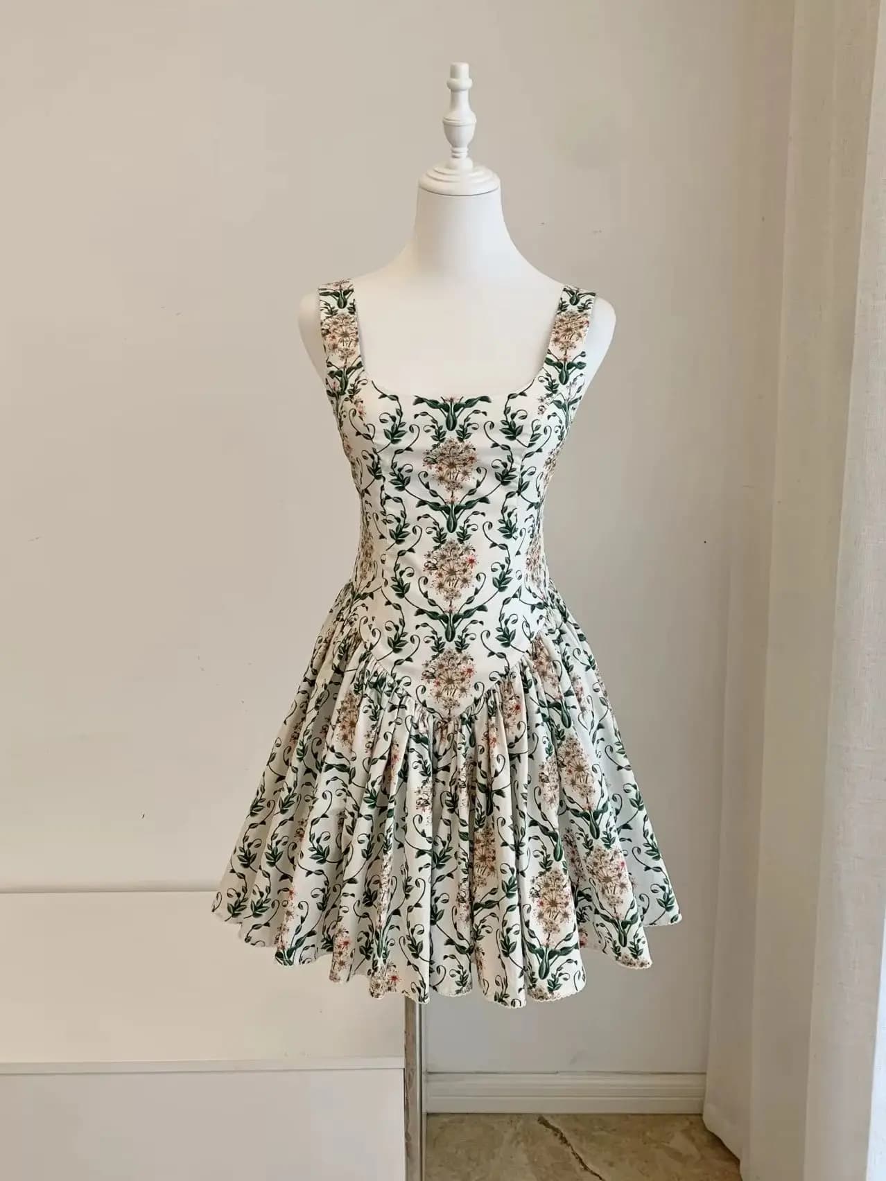 Abito da donna con stampa floreale, colletto quadrato, senza maniche, vita alta, mini abito casual in cotone