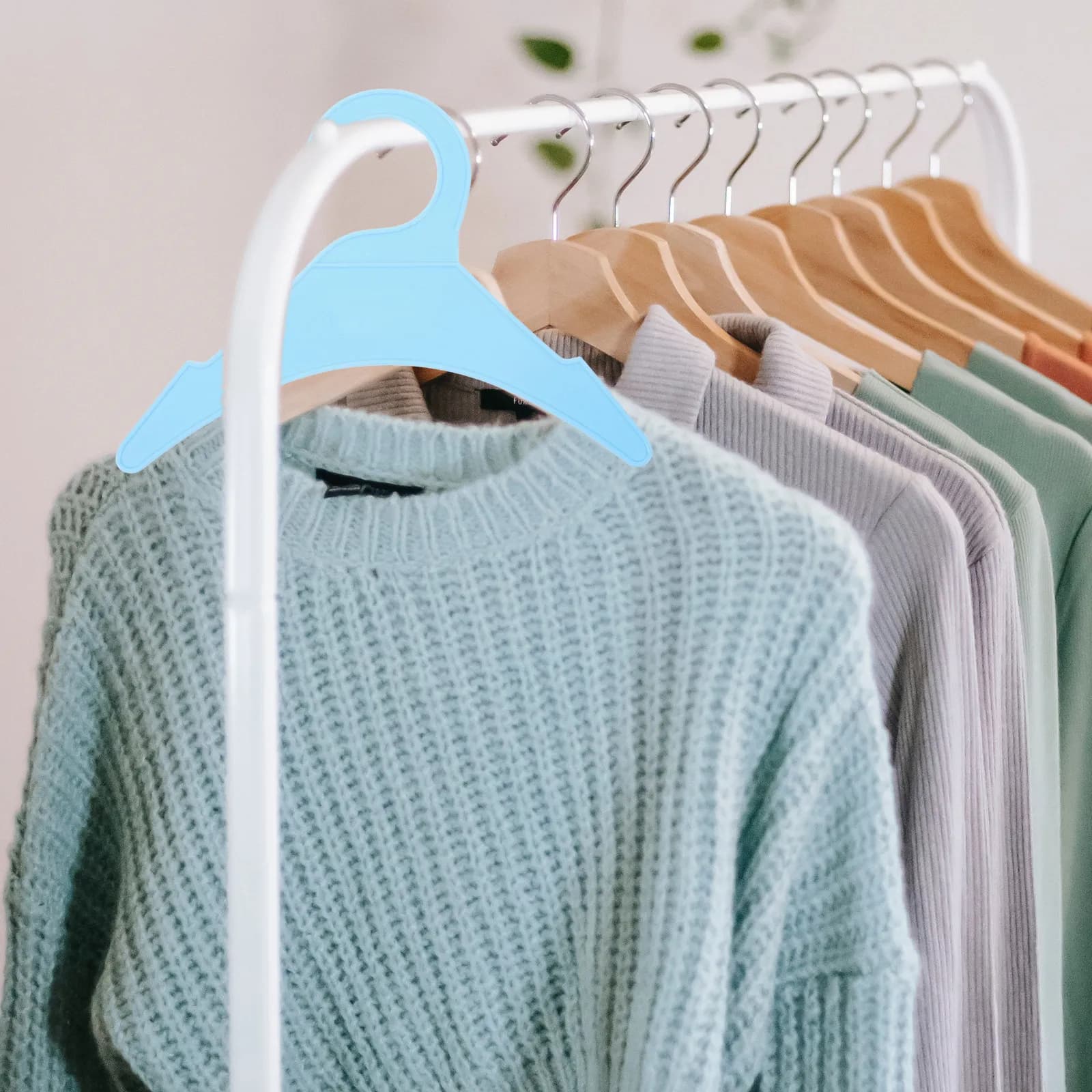 10Pcs Plastic Mini Pet Clothes Hangers for Dogs Cats Small Pet Garment Drying Rack Non-Wrinkle Lightweight Organizing Hanger