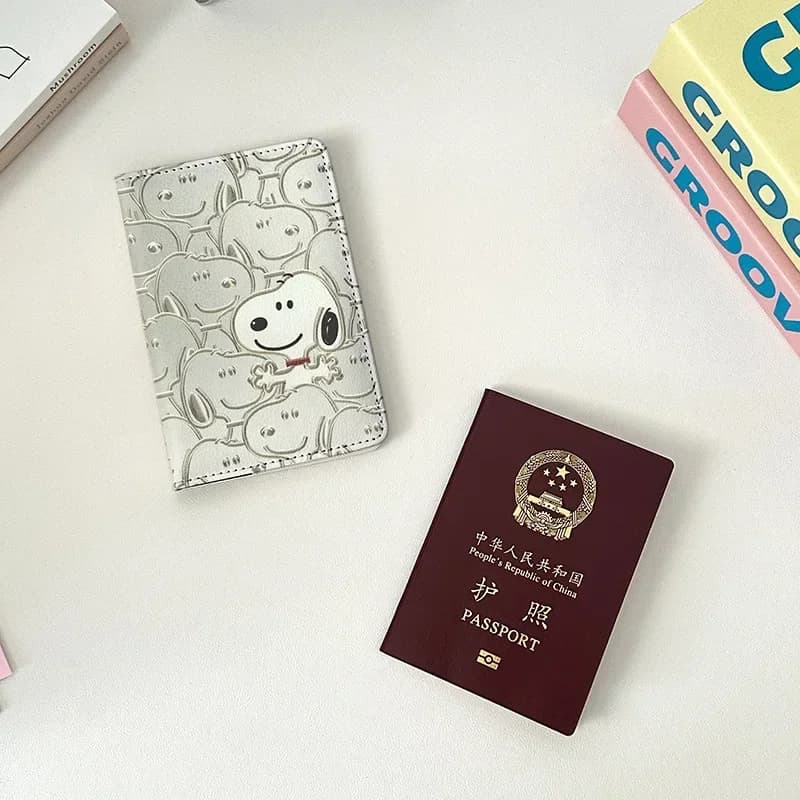 Borsa per certificato porta passaporto Snoopy Cartoon Custodia protettiva Borsa per carte da viaggio multifunzionale all'estero