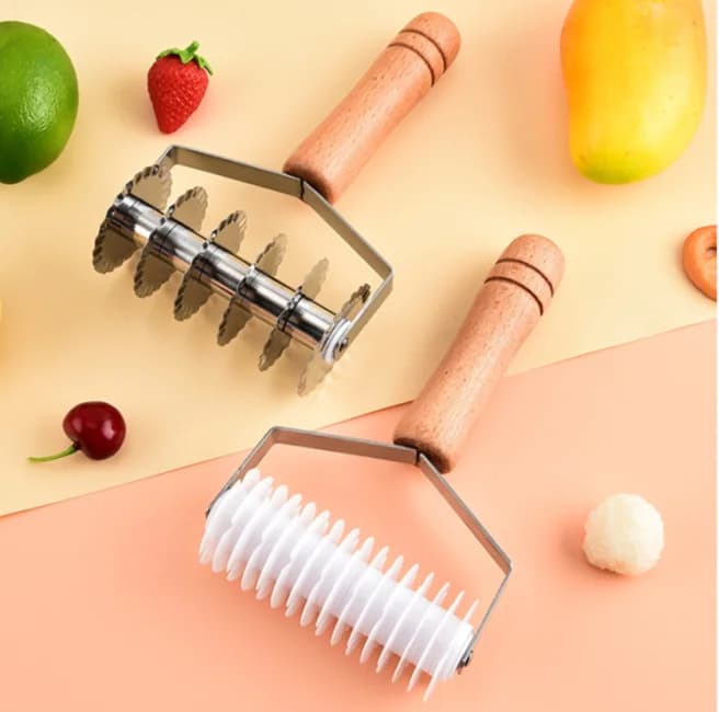 Gadget da cucina Manico in legno Tagliatrice di tagliatelle Affettatrice Pancake Pizza Cutter Tagliatrice di pasta in acciaio inossidabile Piano cottura rotondo