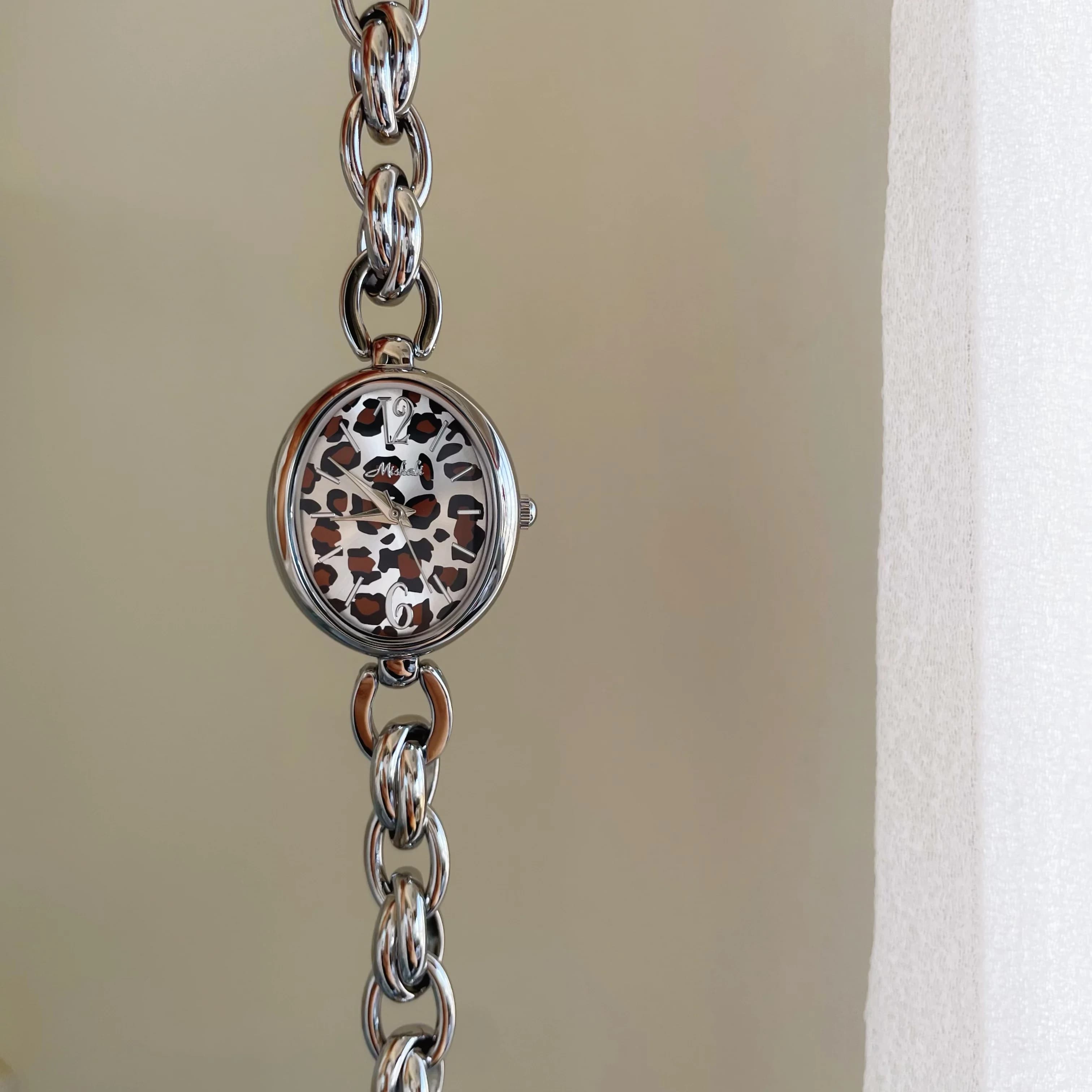 Nuovo orologio da donna con quadrante ovale con stampa leopardata di fascia alta, squisito orologio al quarzo, nuovo stile 2026, regalo da donna.
