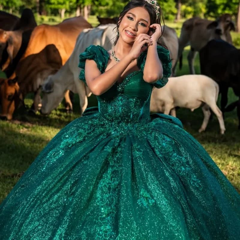 Abiti Quinceanera verdi lucidi personalizzati con spalle scoperte Applique Seqinan Coda lunga Fiocco Vestido De 15 Quinceanera