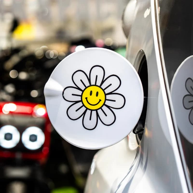 1PC adesivi moto con faccia di crisantemo sorridente impermeabili per decalcomanie in vinile per scooter elettrico casco serbatoio carburante moto fai da te