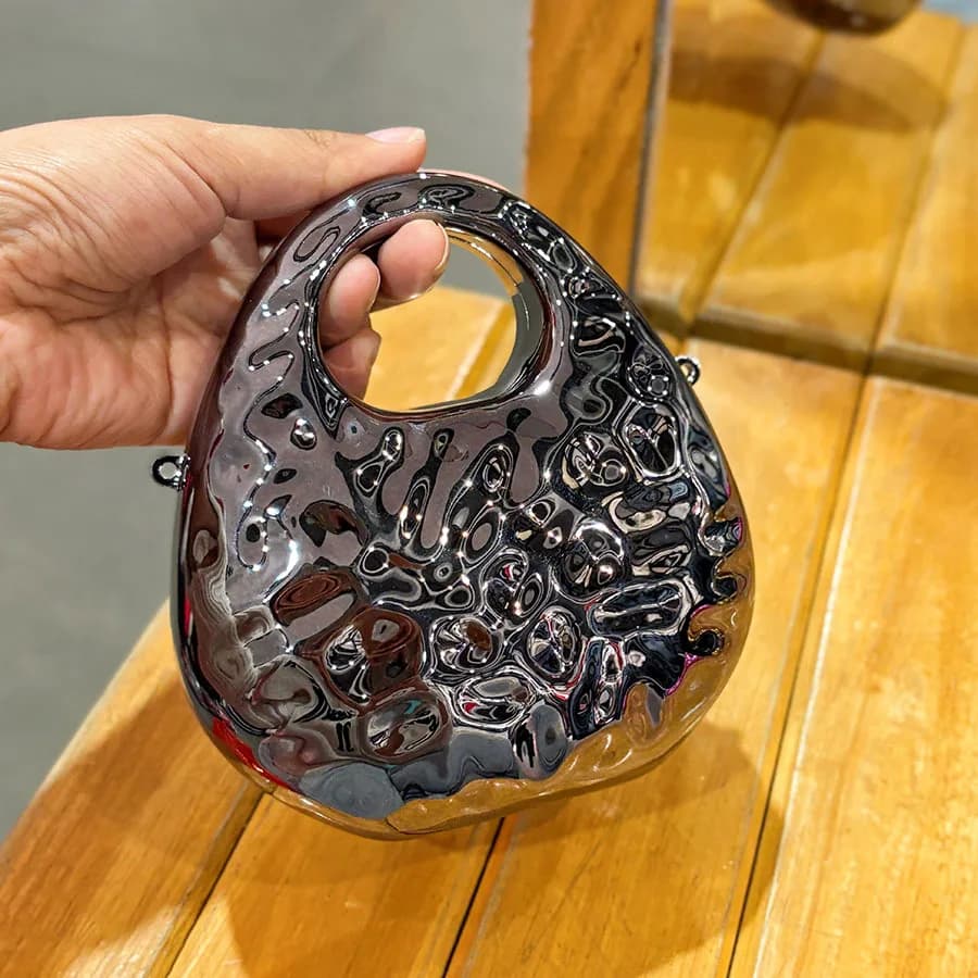 Borsa da sera semplice e alla moda con texture simile a un meteorite, in metallo e acrilico, nuova.