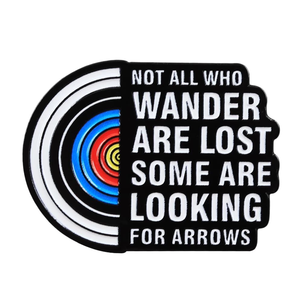 Not All Who Wander Are Lost Some Looking For Arrows Spilla smaltata Divertente tiro con l'arco Bersaglio Spilla Arco Amante dello sport Presente Distintivo A