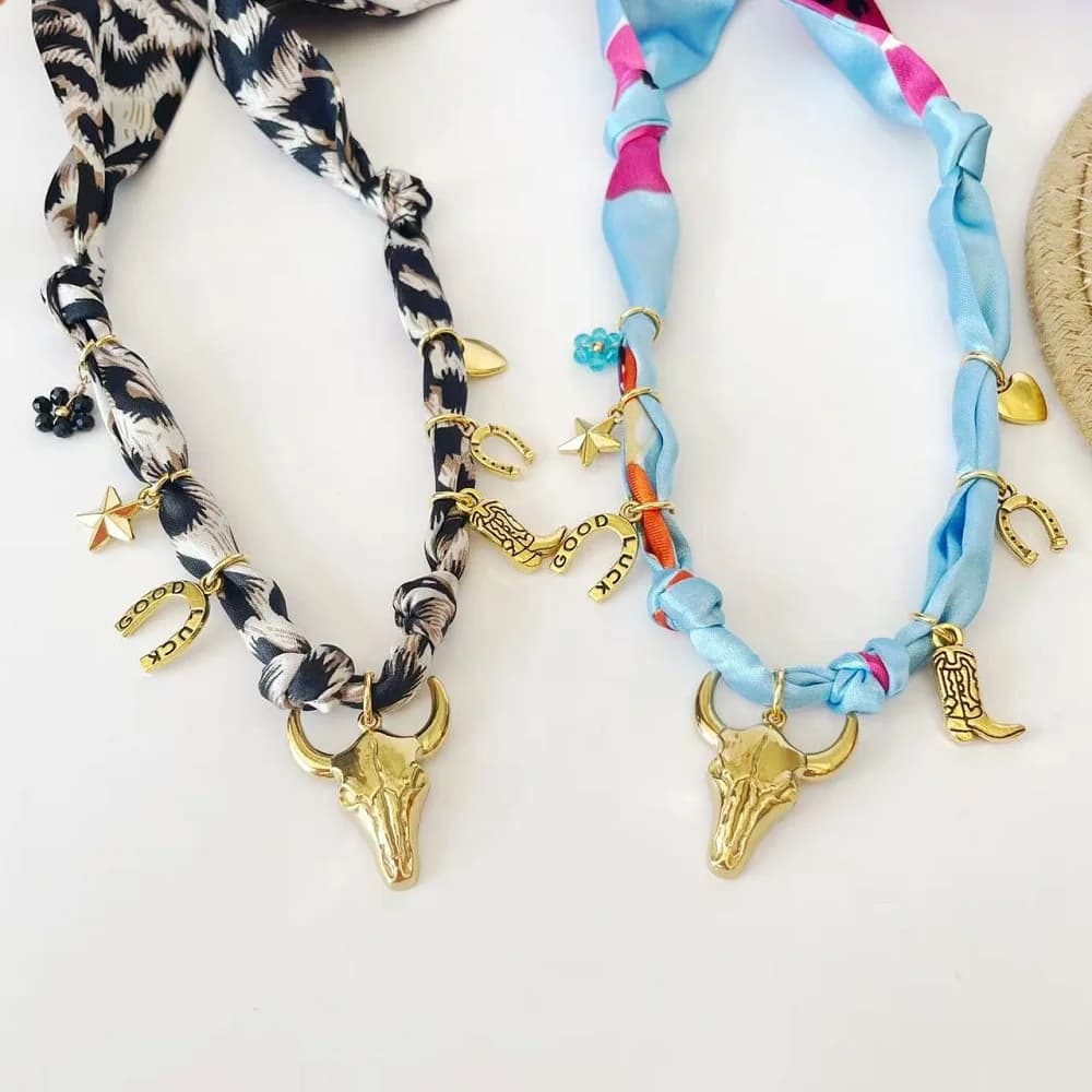 Collana bandana fatta a mano da donna in 16 stili con stivali Cuori Fiori Orsi di ciliegio Ciondoli smaltati Girocollo regolabile