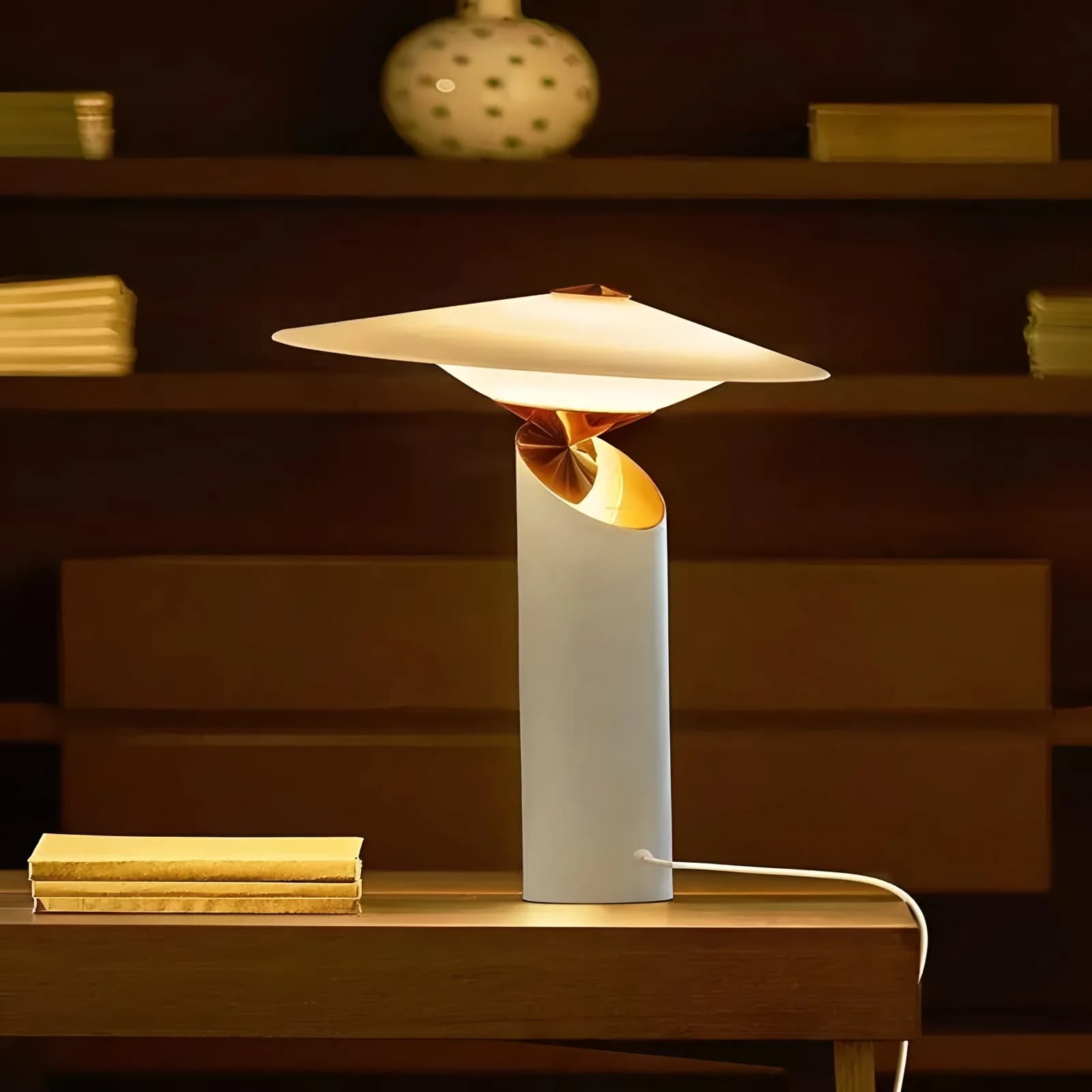Lampada da Tavolo in Stile Italiano, Minimalista e Creativa, Adatta per Soggiorno, Studio o Camera da Letto, Lampada da Comodino, Arredamento Casa