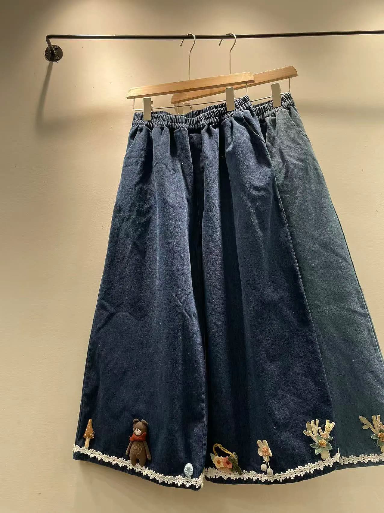 Jeans Larghi da Donna Primavera 2026 con Patchwork Cartoon, Vita Elastica, Pantaloni Casual in Cotone Stile Ragazza, Colore Puro