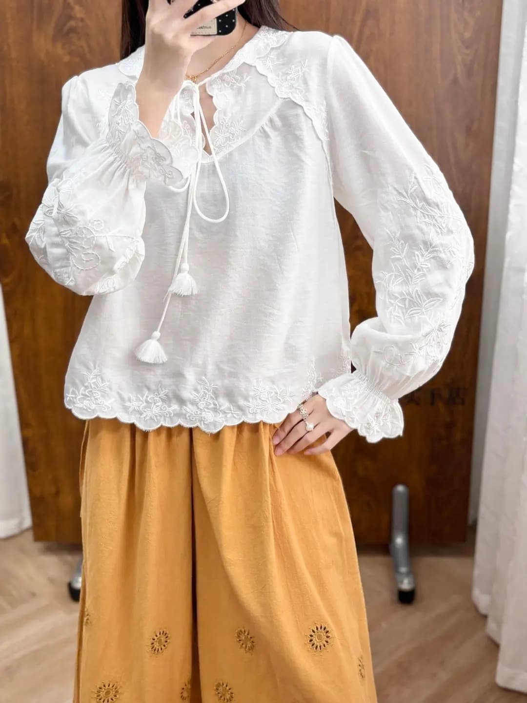 Camicia da Donna Elegante Stile Romantico 2026 Nuovo Arrivo con Ricamo, Fiocco sul Collo e Maniche a Sbuffo, Top Leggero e Sofisticato