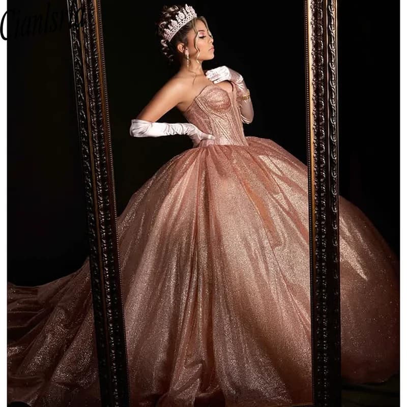 Abito da ballo di lusso con scollo a cuore in oro rosa Abiti Quinceanera Appliques Cristalli Perline Treno lungo Abito dolce 15°