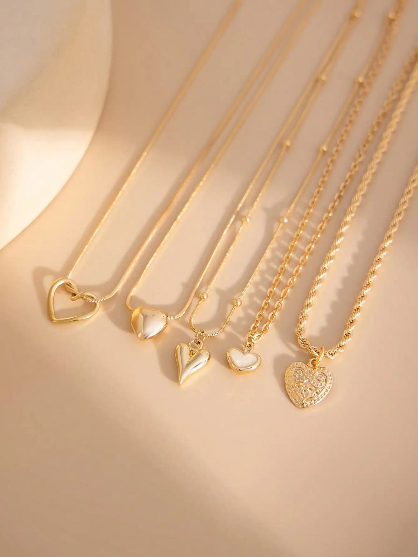 Set of 5 Necklaces with Heart Pendant for Women, Stratified Chains Impilable in Gold Tone, Jewelry for Daily Use, Party & Occasion, Gift Idea