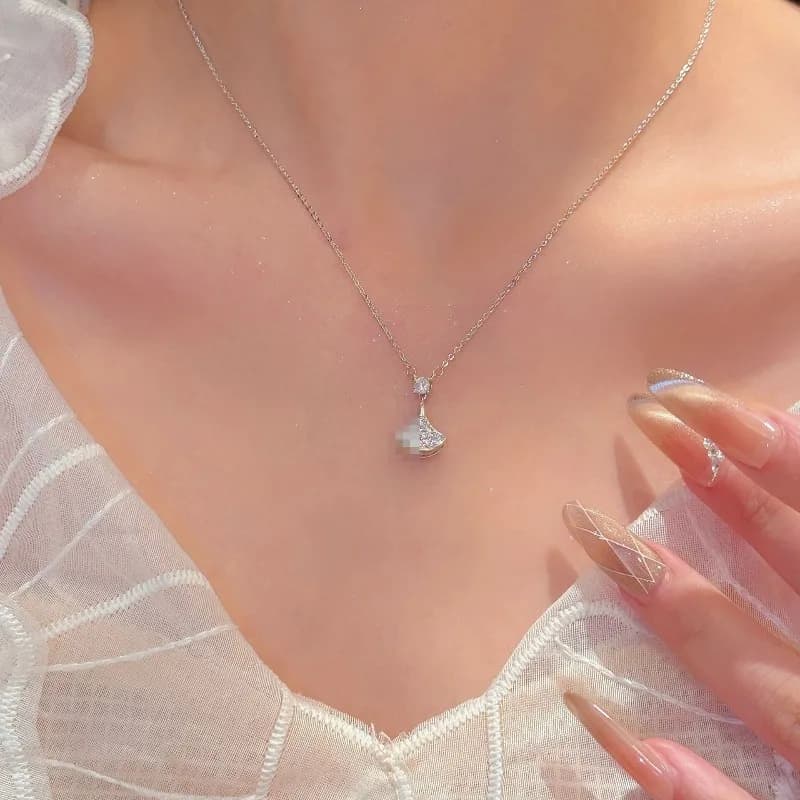 Nuova Collana Estiva di Tendenza, Gioiello Femminile Raffinato, Versatile, con Catenina a Foglia per la Clavicola
