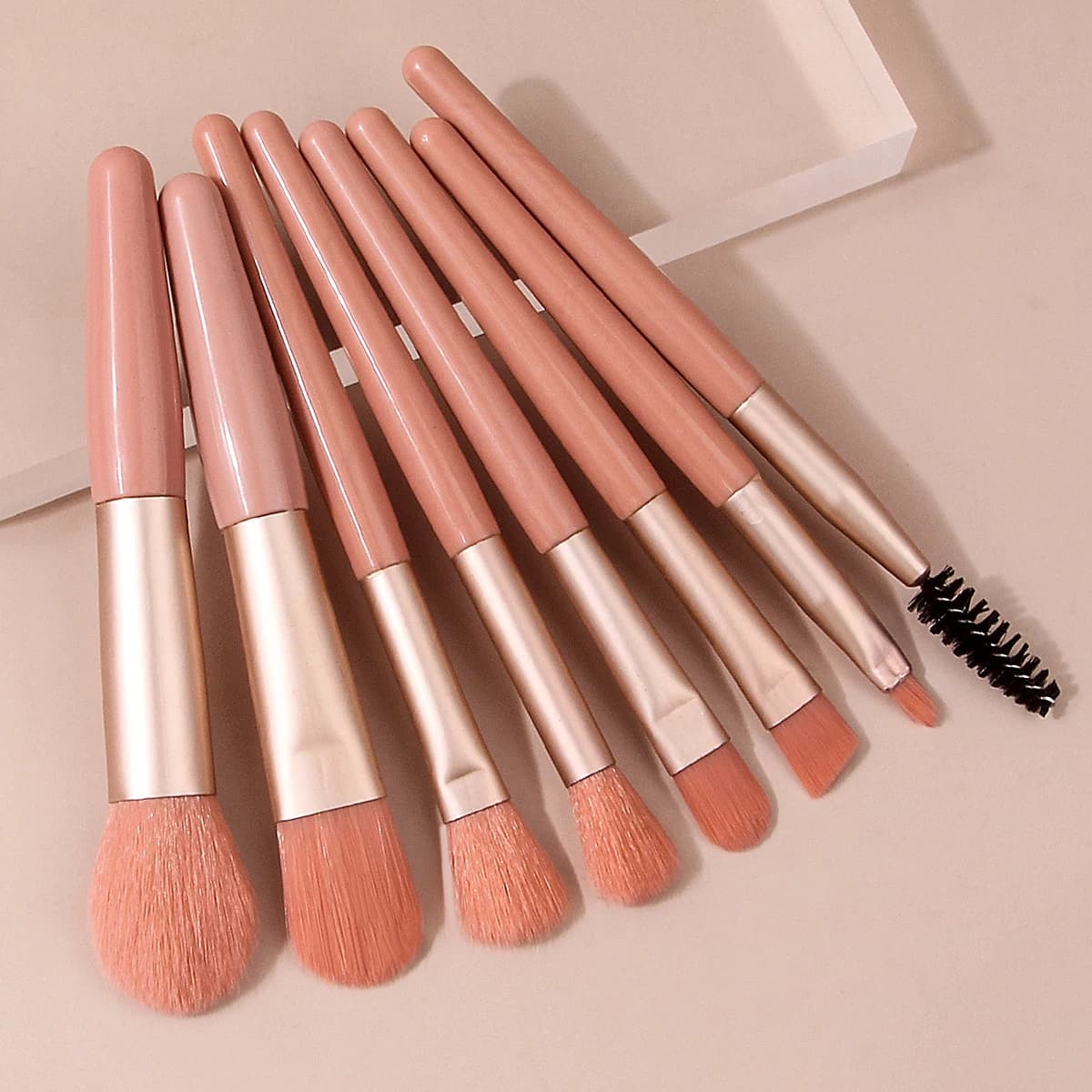 The 7-piece makeup brush set includes foundation brushes, bead brushes, shading brushes, mascara brushes and lip brushes