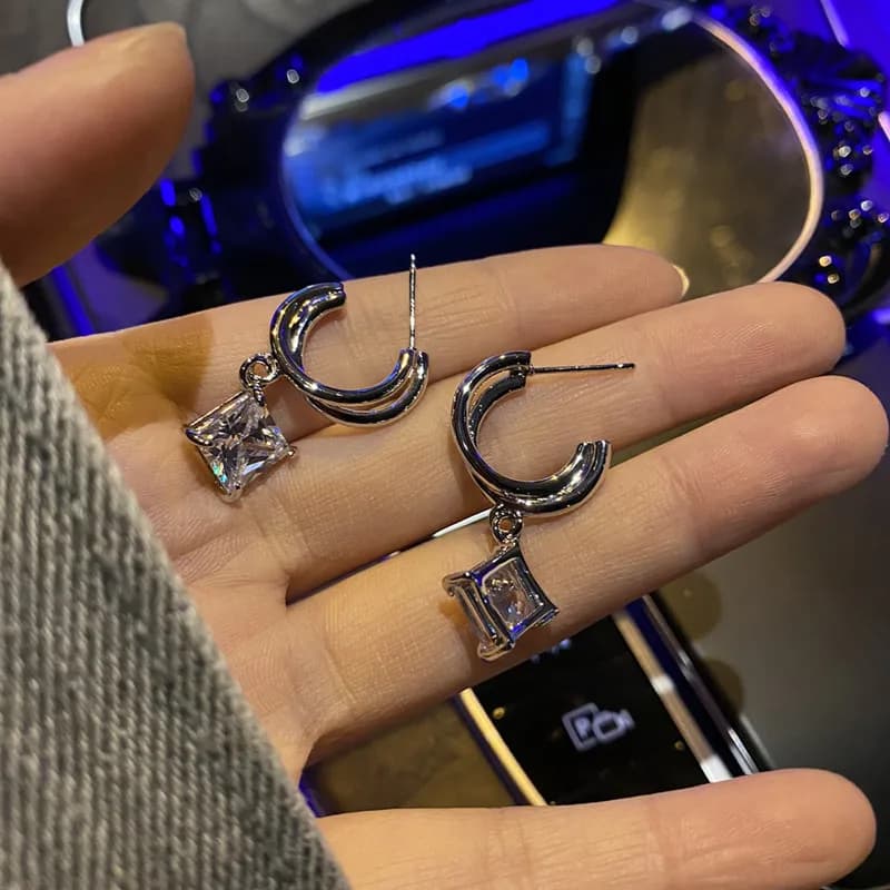 Lsy Hot Girl Orecchini a cerchio di nicchia standard Orecchini super lucidi Nuovi orecchini alla moda per le donne Orecchini di design di nicchia per le donne Orecchini con strass a forma di C a doppio strato