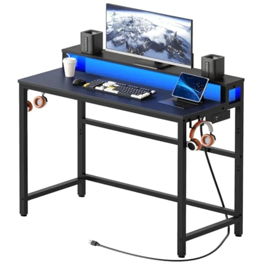 Piccola Scrivania per Computer con Stazione di Ricarica e Luci LED, Scrivania da Gaming con Supporto per Monitor, Scrivania a 2 Livelli per Ufficio Domestico con 4 Ripiani Laterali