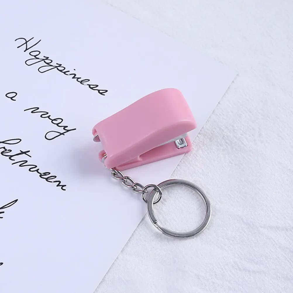 Set di 1 mini graffettatrice portatile da appendere con portachiavi, strumento leggero e compatto per rilegatura libri, regali per studenti, essenziali per ufficio e scuola