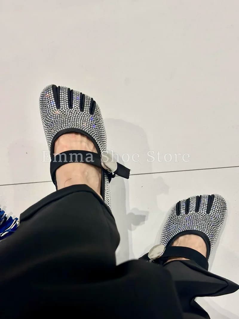 Mocassini con punta divisa a cinque dita da donna di nuovo arrivo Scarpe basse alla moda con borchie di diamanti Comfort quotidiano Scarpe da balletto antiscivolo con fibbia