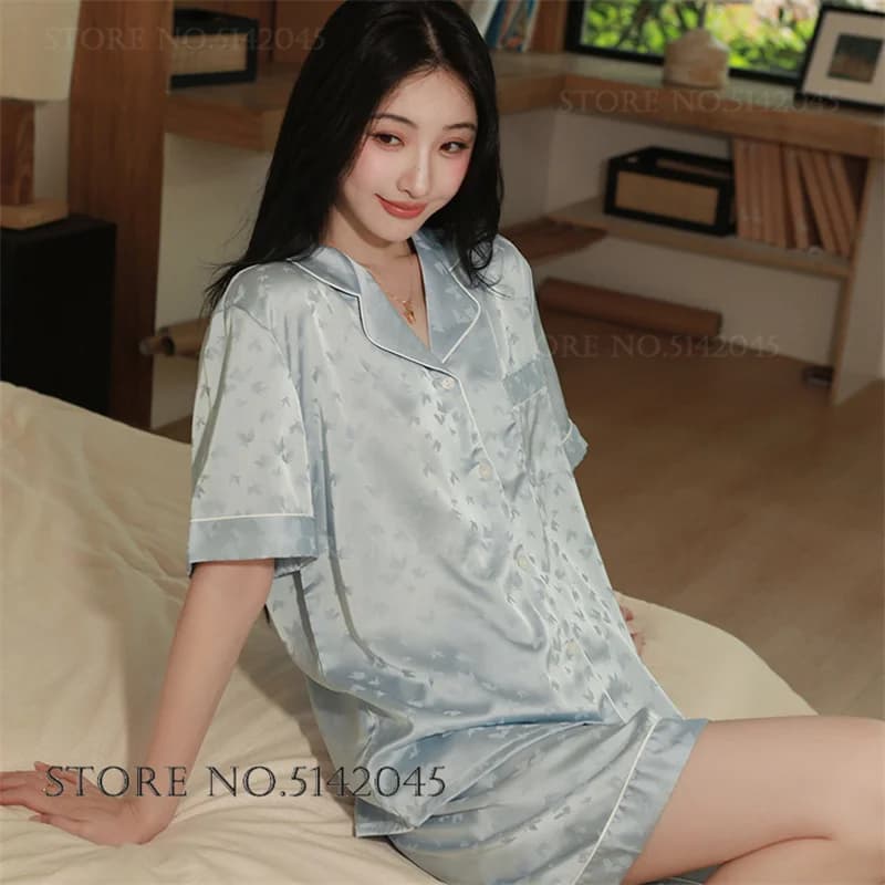 Pigiama femminile estivo 2 pezzi Set Jacquard Farfalla Indumenti da notte in seta di ghiaccio Abiti per la casa Pantaloncini a maniche corte casual allentati Pigiama completo
