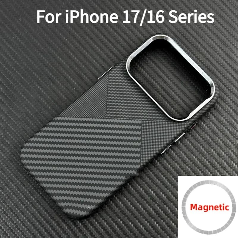 Custodia Rigida in PC con Texture Fibra di Carbonio per iPhone 17 Pro Max 16 15 14 Pro, Compatibile con MagSafe, Cornice Lente in Lega, Ricarica Wireless