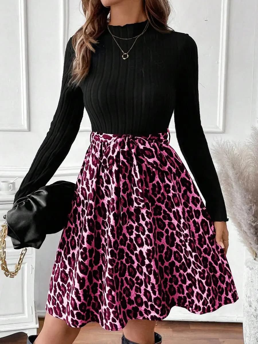 Set da donna con top in maglia a coste e gonna a trapezio con stampa leopardata rosa