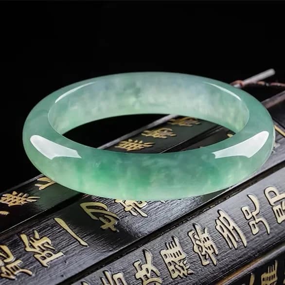 Bracelet in natural jadeite Myanmar by woman, frozen glutinous seed, floating flower, jadeite bracelet green light sun