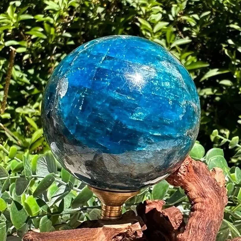 Sfera di cristallo naturale Sfera di apatite blu Quarzo Stregoneria Guarigione Reiki Pietra energetica per la decorazione domestica Sfera di cristalli blu cielo