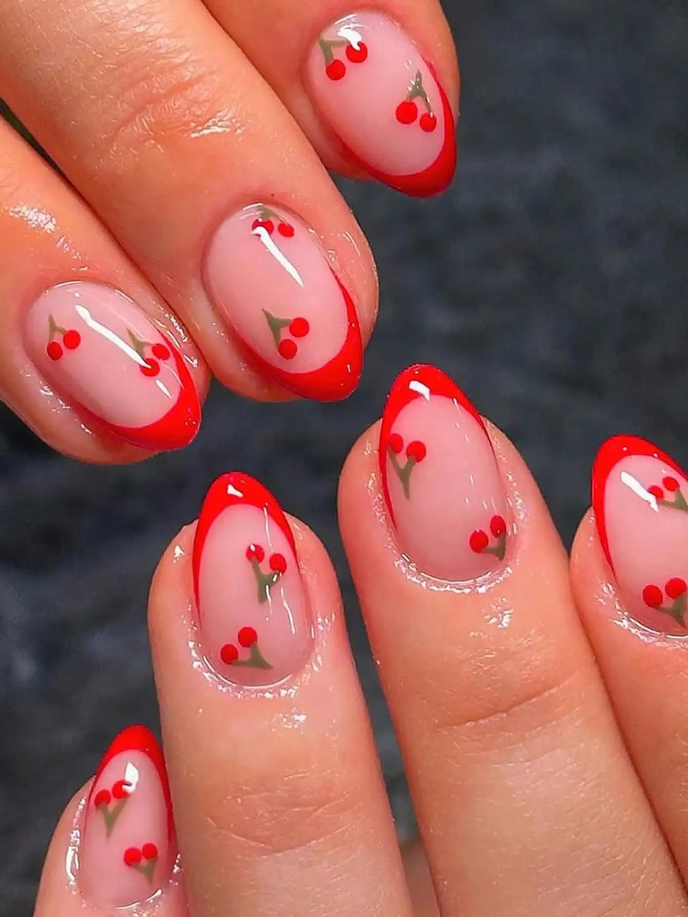 Unghie finte French Sakura Press On Nails 24 pezzi, set di unghie corte rosse a mandorla con motivo a frutta per donne e ragazze, look nail art e per il weekend.