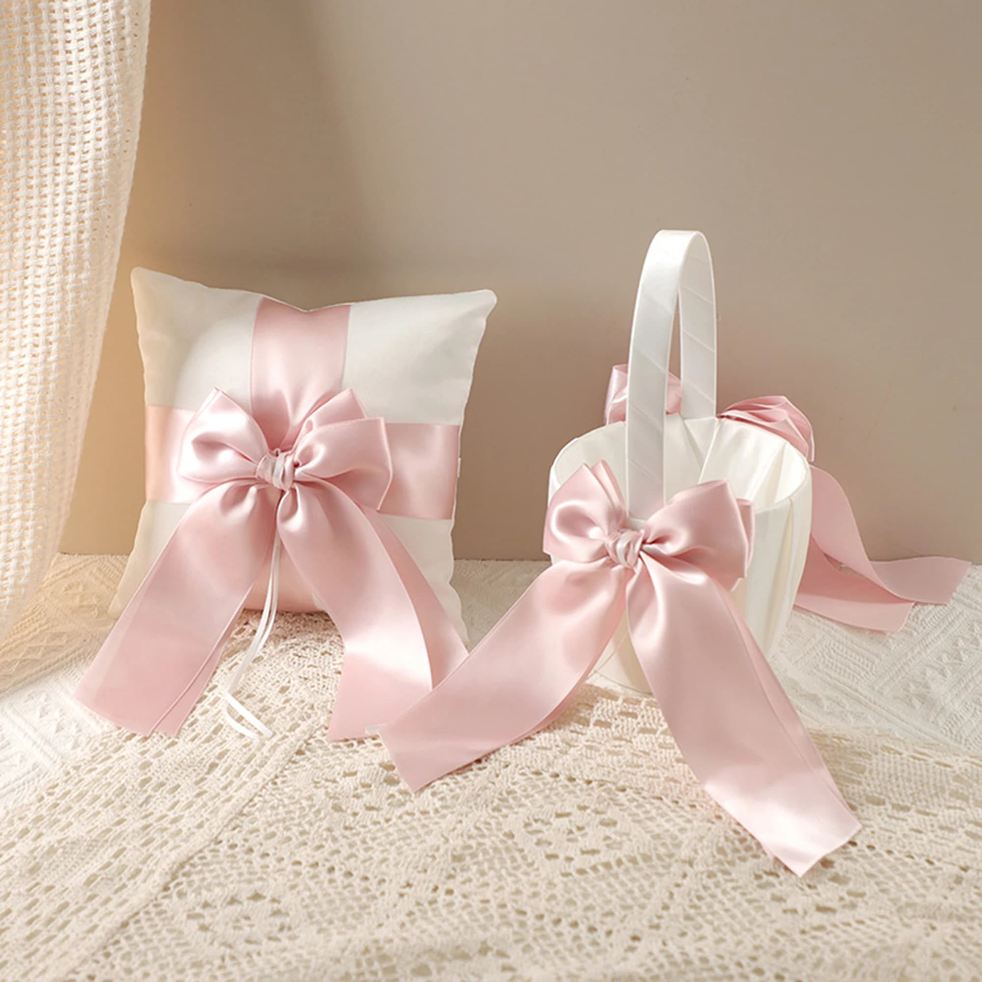 Elegante cuscino portafedi in pizzo con delicato fiocco - Perfetto cuscino porta anelli per il cestino della damigella d'onore al matrimonio