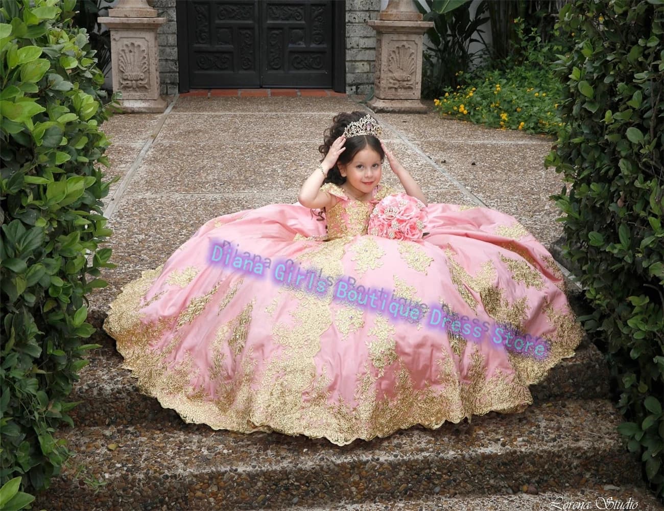 Splendido abito da ragazza di fiori in raso rosa soffice con fiocco applicato dorato Abiti da ballo per matrimoni Abiti da sera per compleanno principessa