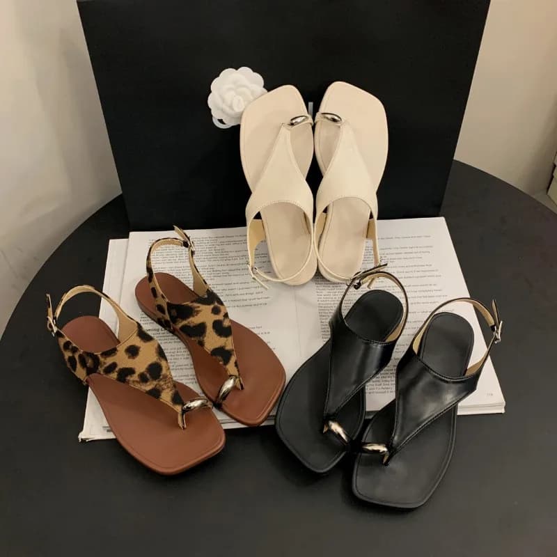 Nuovi sandali estivi da donna con punta quadrata e peep toe, alla moda, con fondo piatto intagliato e cinturino singolo, per la spiaggia 2026