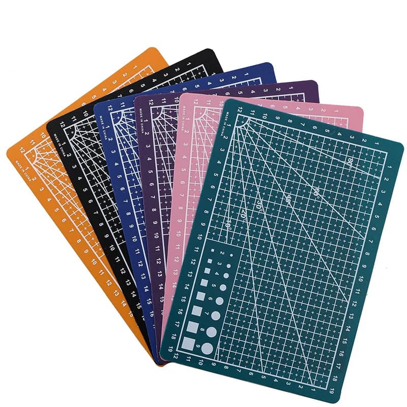 A4/A5 Handmade Cutting Mat Anti-Cut Workbench Board 1.4mm Pvc Patchwork Sewing Workbench Waterproof Non-Slip Manual Leather Craft Tool Cutting Mat for Cutting and Engraving Suitable for Sewing, Quilting, Paper Models,