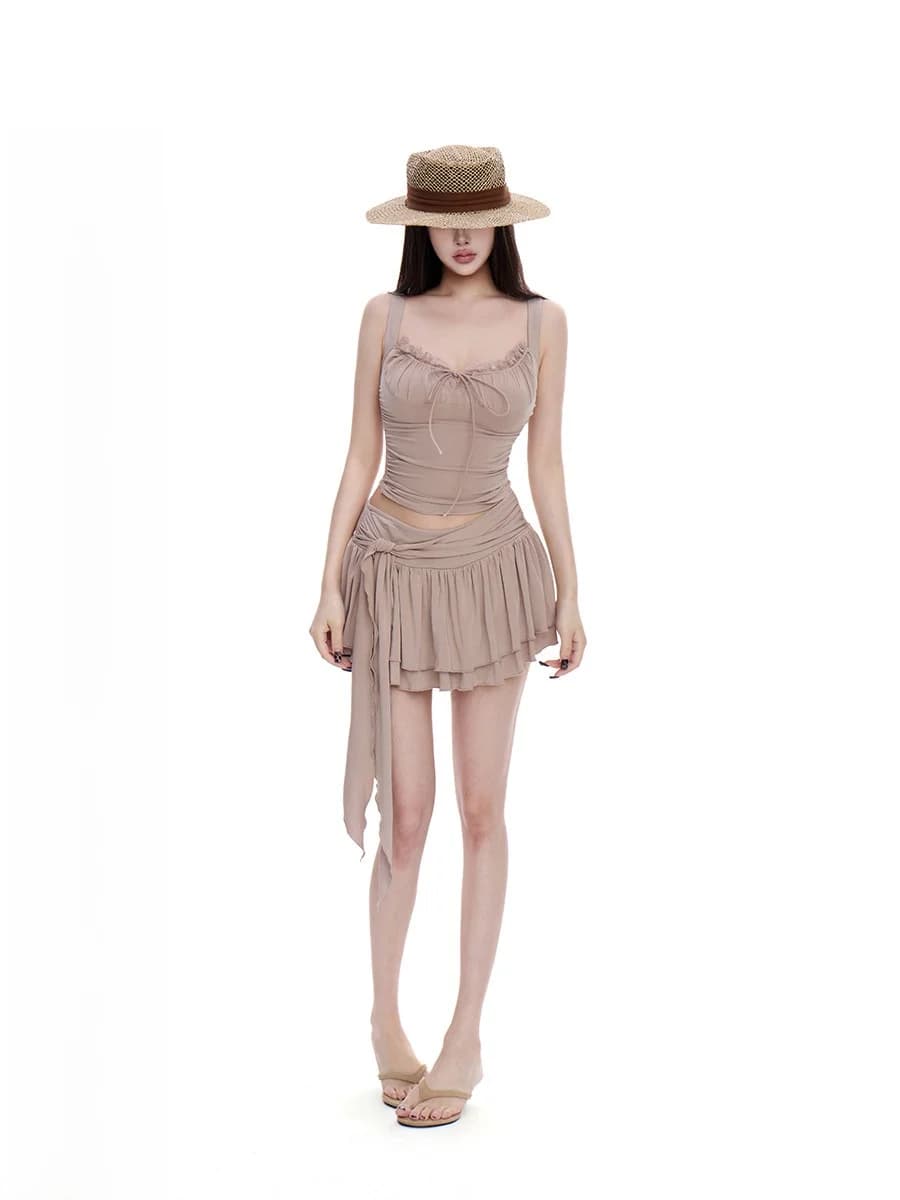 Completo due pezzi con top sexy in pizzo all'americana e gonna corta con fascia, di Withmin, Collezione Pure Desire Estate 2026, Abbigliamento casual da donna