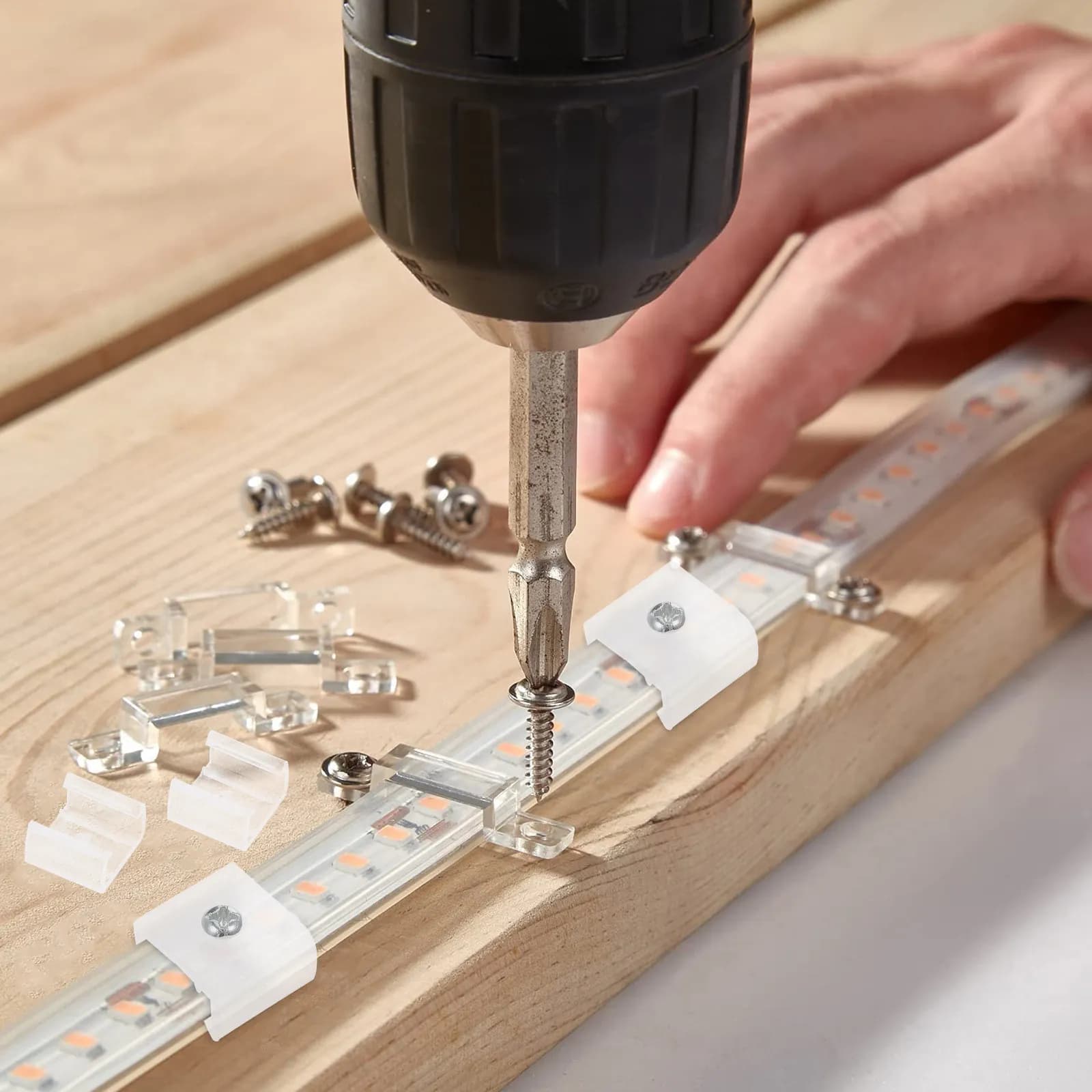 Clip di fissaggio per strisce luminose a LED da 100 pezzi, ganci per luci a corda con fissaggio su un lato, in plastica premium, leggeri e compatti, per interni ed esterni
