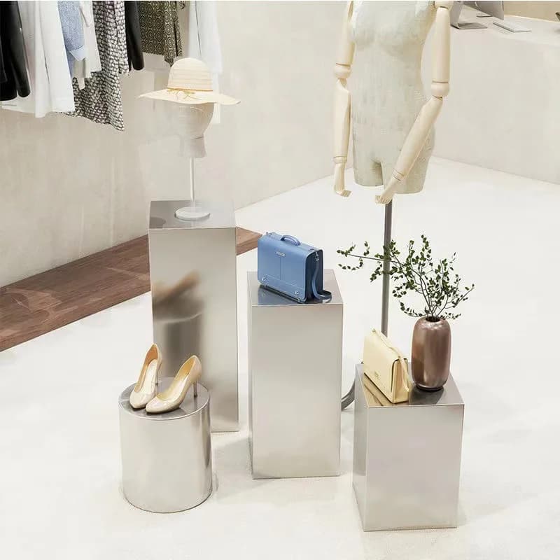Tavolo Nakajima in Acciaio Inox Spazzolato per Esposizione Scarpe e Borse, Decorazione Vetrina per Negozi di Abbigliamento