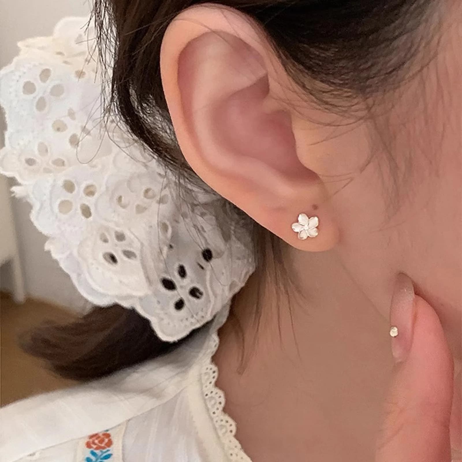 Orecchini con fiore di prugna in argento 925, unisex, adatti per l'uso quotidiano, stile primaverile ed estivo, scelta perfetta per un regalo