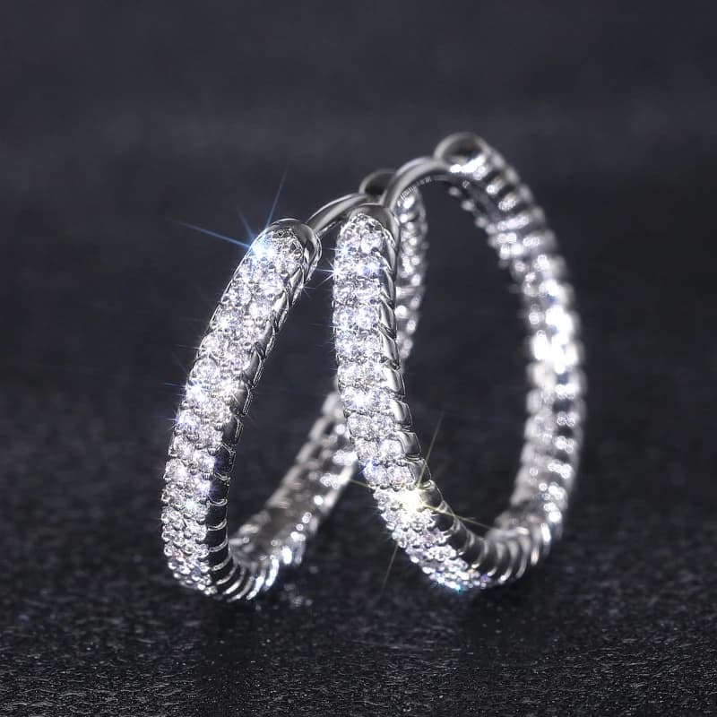 Huitan Orecchini a cerchio classici da donna con zirconi brillanti Orecchini a cerchio color argento di lusso con temperamento Gioielli da donna