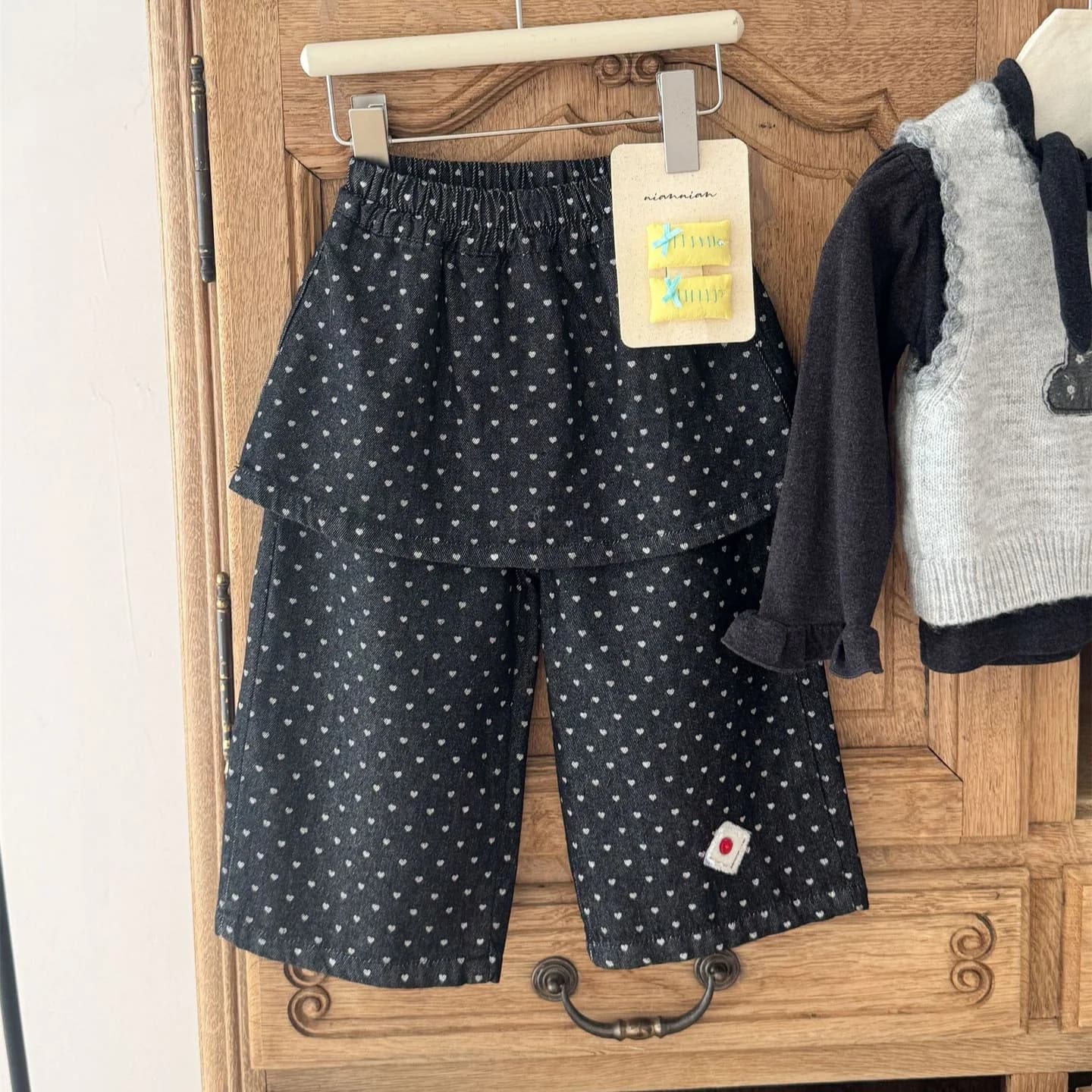Children's Pants 2026 Autumn New Korean Loose Western Style Love Printed Patch Cloth Girls' Butt Curtain Jeans