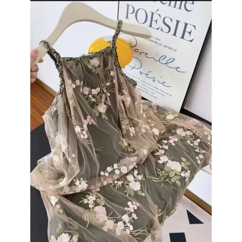Abito estivo casual taglie forti con stampa floreale a rose, modello slim, gonna a trapezio, lunghezza midi, scollo a V, abbigliamento donna