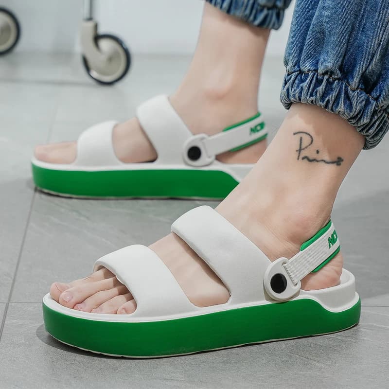 Un paio di pantofole da uomo in stile estivo, nuove, resistenti all'usura, antiscivolo, comode scarpe da spiaggia, scarpe da uomo con suola spessa e morbida per l'uso all'aperto