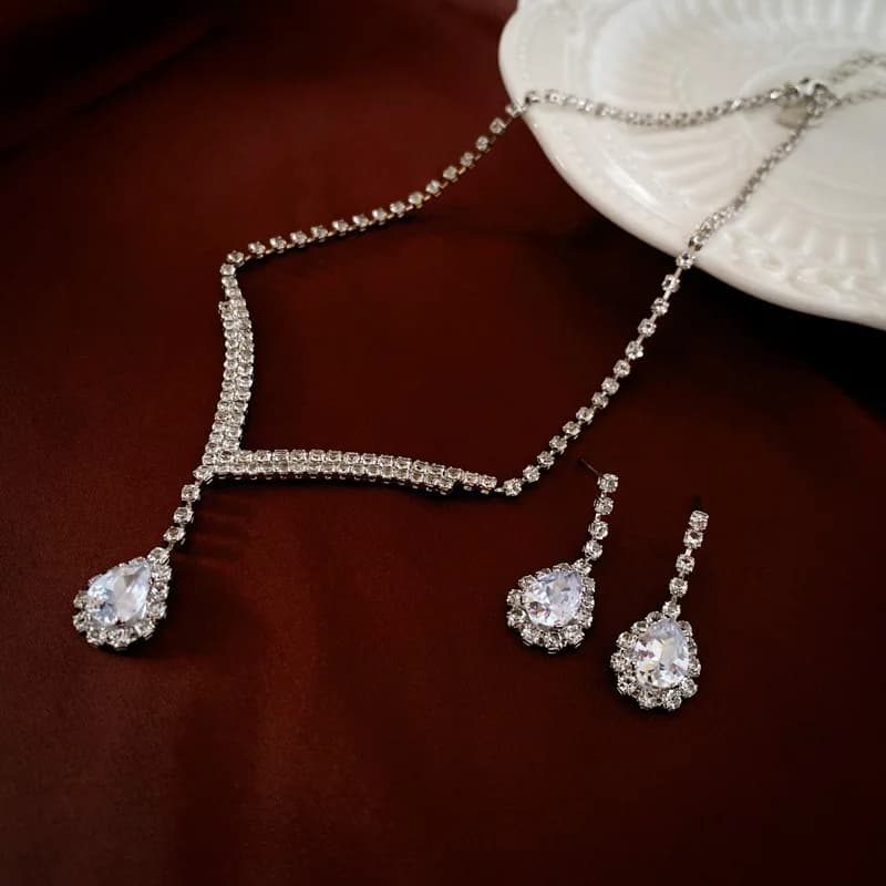 Set da 2 pezzi di lusso leggero con gocce d'acqua a forma di V, orecchini a bottone, collana, set di temperamento di nicchia di fascia alta alla moda