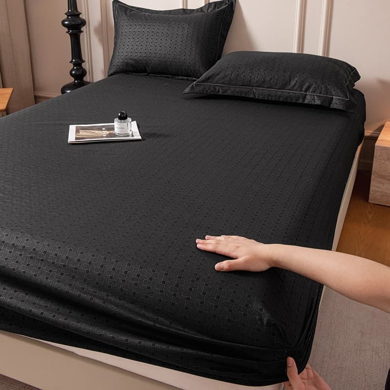 1pc Copriletto delicato sulla pelle con fascia elastica Lenzuolo spazzolato in tinta unita in rilievo Lenzuolo singolo/Queen/King Size