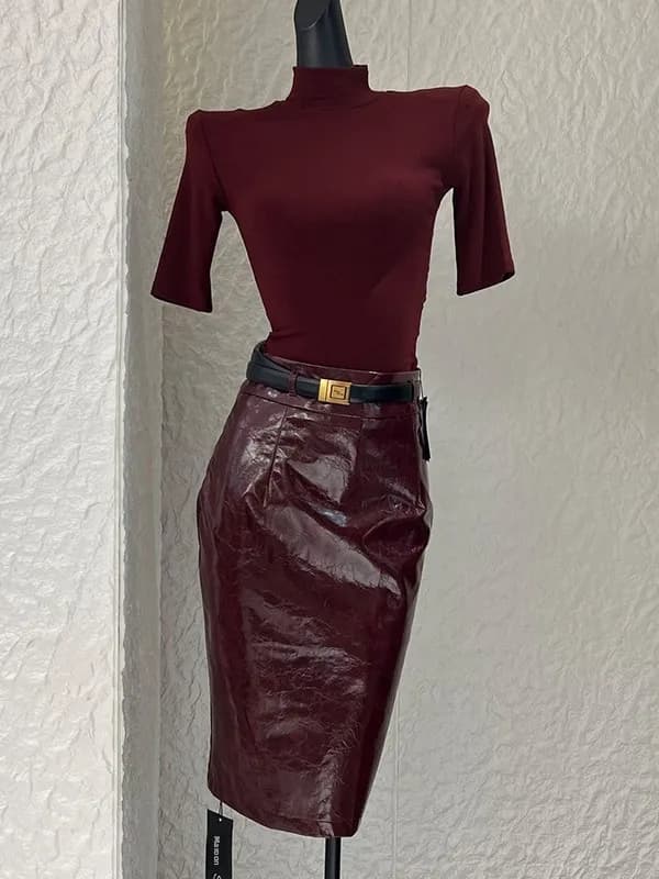 Completo due pezzi da donna con gonna a vita alta a trapezio e t-shirt a maniche a tre quarti, stile elegante e maturato per l'inizio dell'autunno.