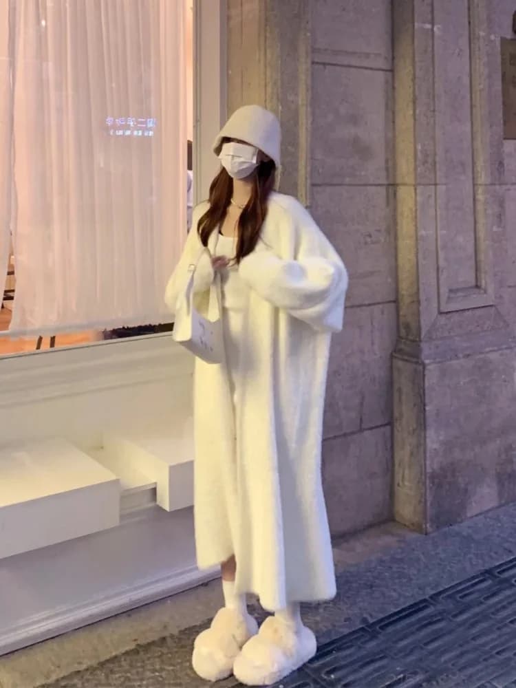 Cardigan Lungo in Maglia di Visone Bianco, Stile Casual e Comodo, Cappotto Invernale da Donna di Media Lunghezza
