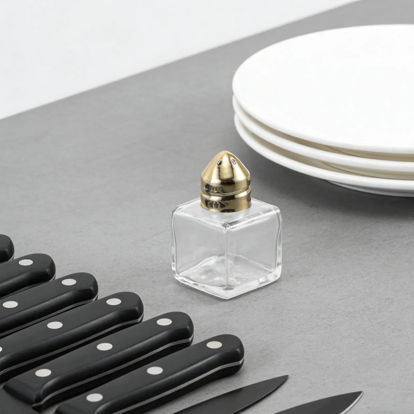 4Pcs Mini Salt and Pepper Shakers Set Funnel Design Portable Spice Dispenser for Travel Camping Kitchen Picnic Restaurant