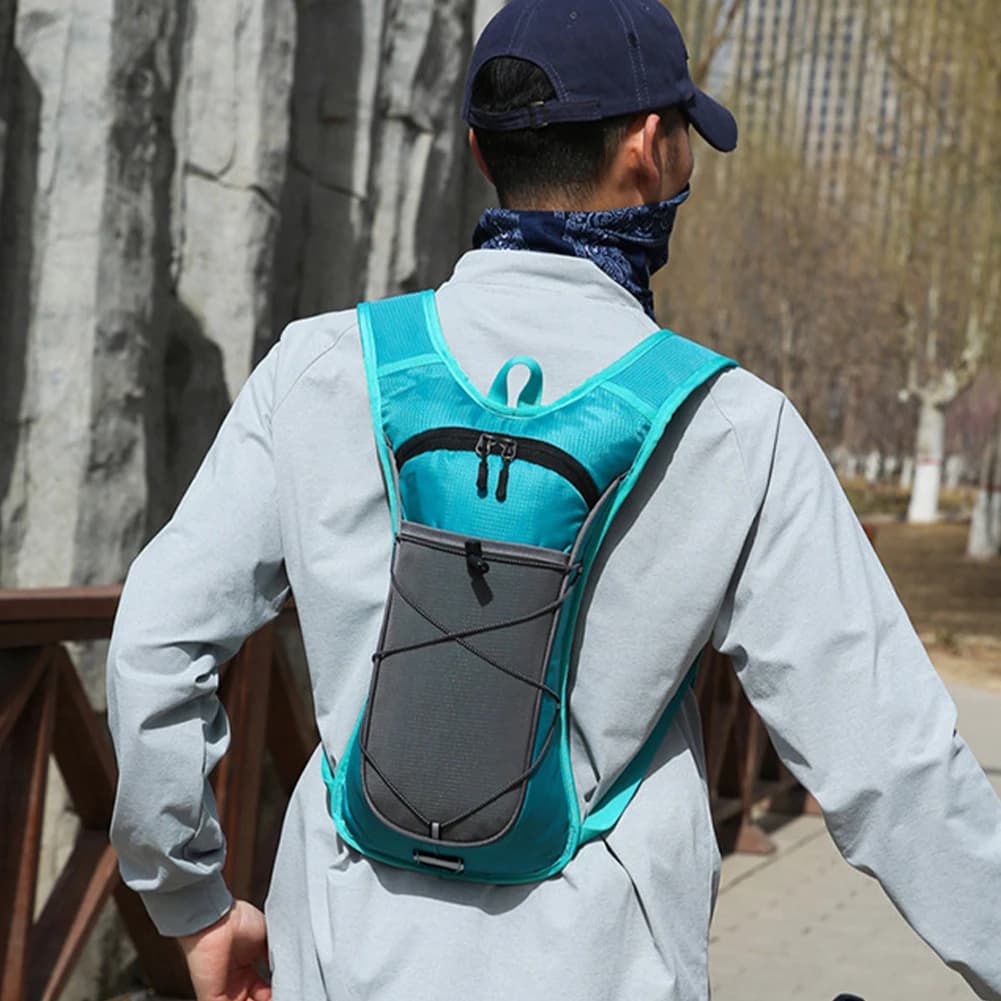 Moisturizing backpack Water backpack Light and isolated hydration backpack Waterproof hiking water backpack for cycling and climbing