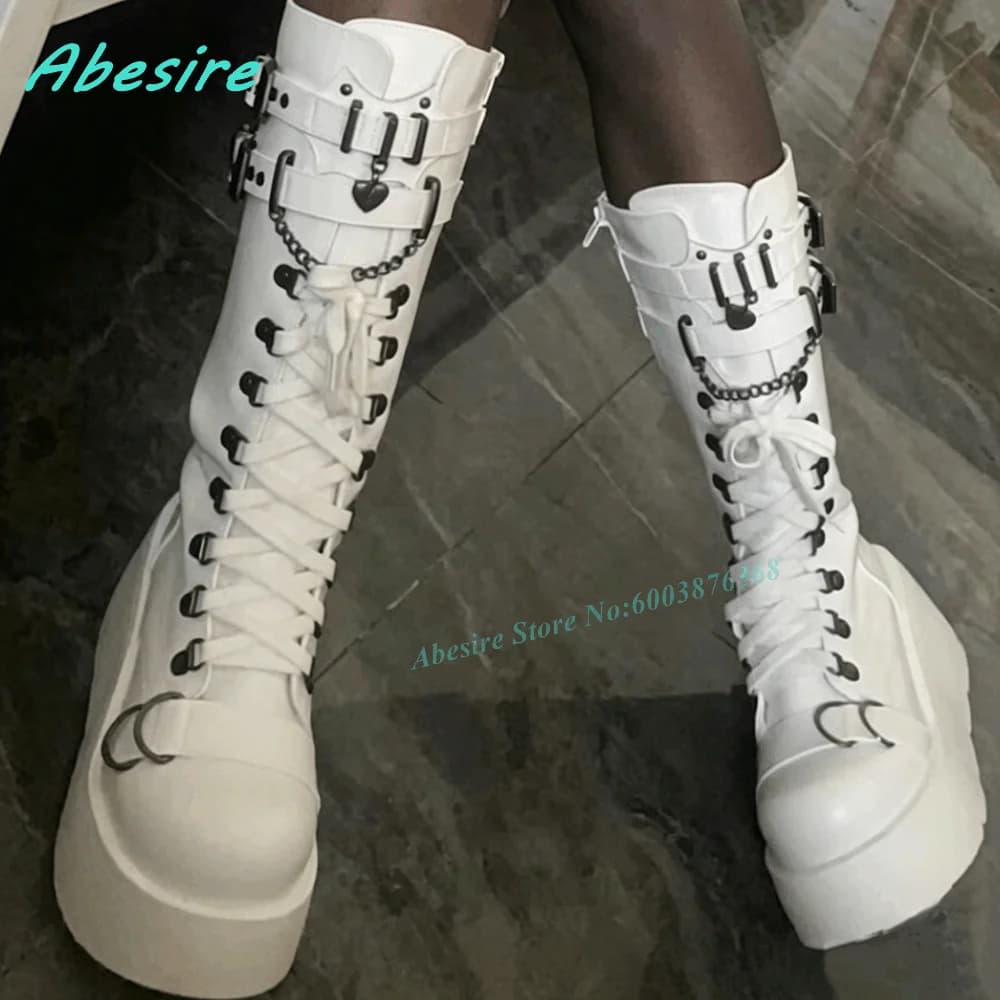 Stivali Alti al Ginocchio Bianchi con Lacci Incrociati, Cinturino con Fibbia e Catena, Decorazione a Cuore, Stivali da Donna Gotici Punk Y2K per Cosplay