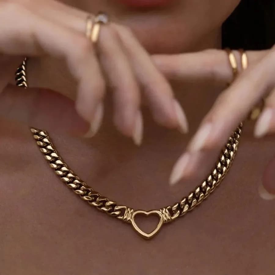 Collana YHTOT con Ciondolo Traforato Personalizzato, in Acciaio Inossidabile 18K PVD, Gioiello da Donna, Regalo Unisex